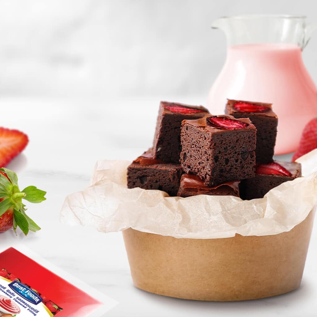 บราวนี่คิวบ์ราดครีมนมสตรอว์เบอร์รี