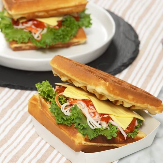 วาฟเฟิลพิซซ่าแซนด์วิช