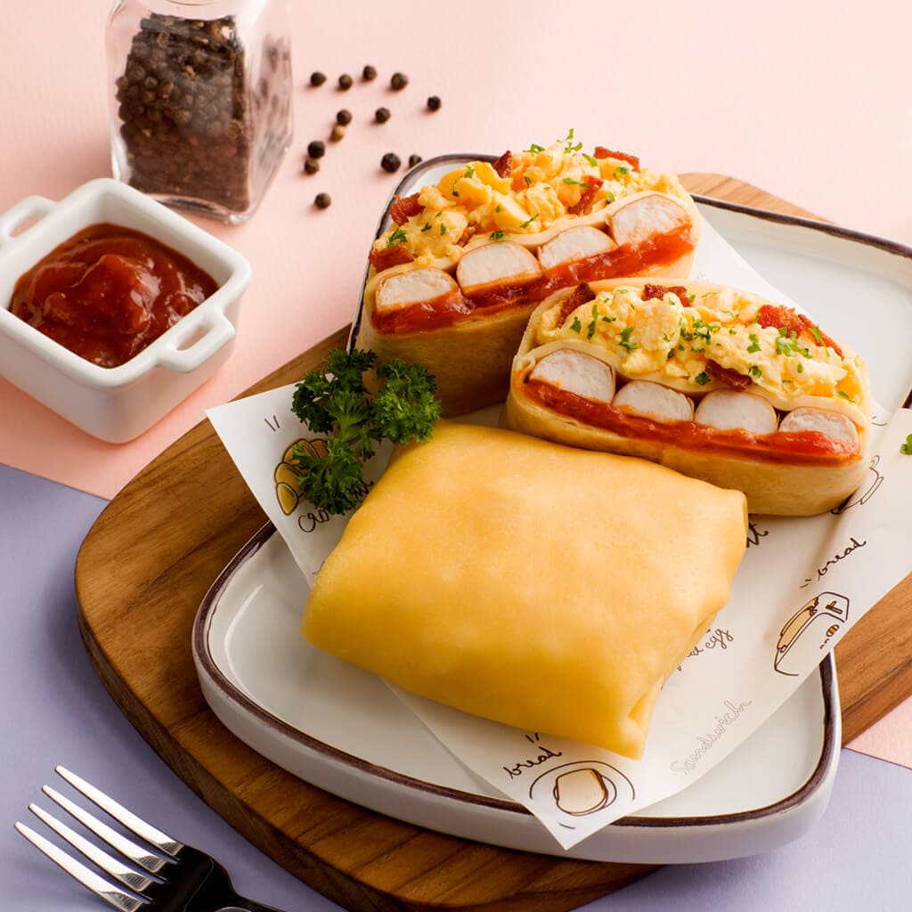 เครปโรลไส้ไข่คนไส้กรอกเบคอน