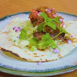 ตอร์ติญาหน้าไก่และซัลซามะเขือเทศ ตอร์ติญาหน้าไก่และซัลซามะเขือเทศ