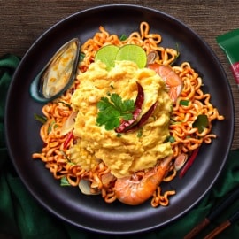 ผัดมาม่าต้มยำทะเลโปะไข่ข้น ผัดมาม่าต้มยำทะเลโปะไข่ข้น