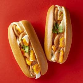 ฮอตดอกไข่กระทะซอสศรีราชามาโย