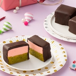 เค้กช็อกโกแลตไส้ชาเขียวมูสสตรอเบอร์รี่