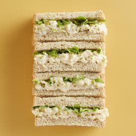 แซนวิชอกไก่ฉีกแตงกวาดอง