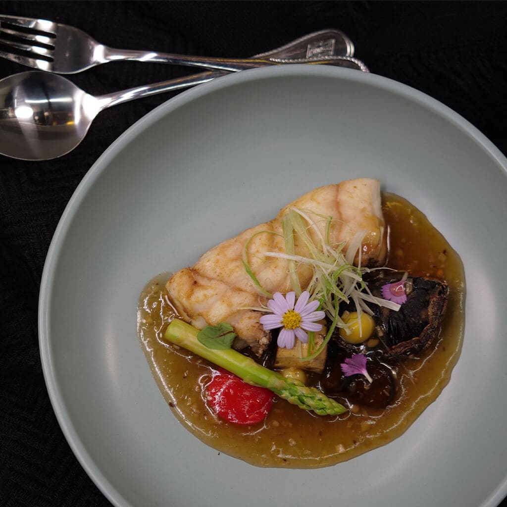 ปลาเก๋าอบขิงซอสกระเทียมดำ