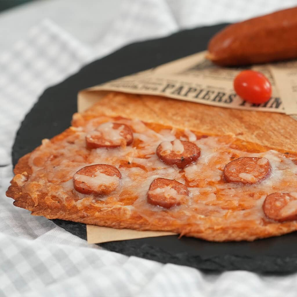 ครัวซองต์แบนหน้าพิซซ่าไส้กรอก