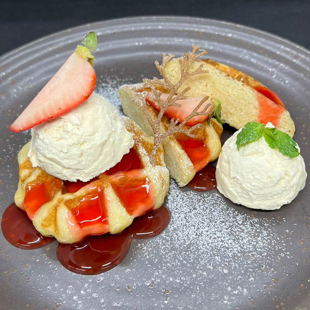 วาฟเฟิลพร้อมไอศครีมซอสสตรอเบอร์รี่