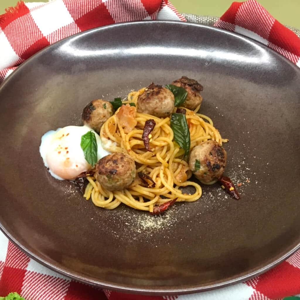 สปาเก็ตตี้ลาบพอร์คบอลผัดพริกแห้งไข่ออนเซ็น สปาเก็ตตี้ลาบพอร์คบอลผัดพริกแห้งไข่ออนเซ็น