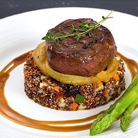 สเต๊กเนื้อเทนเดอร์ลอยน์และสลัดควินัว