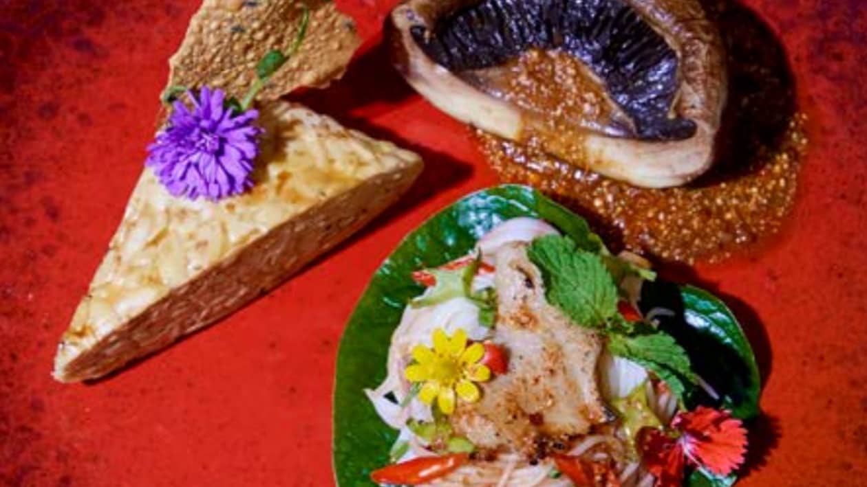 ยำขนมจีนปลาร้าเจและเห็ดพอร์โทเบลโล่ย่าง ยำขนมจีนปลาร้าเจและเห็ดพอร์โทเบลโล่ย่าง