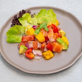 สลัดแซลมอนซาชิมิกับมะม่วงน้ำดอกไม้ สลัดแซลมอนซาชิมิกับมะม่วงน้ำดอกไม้