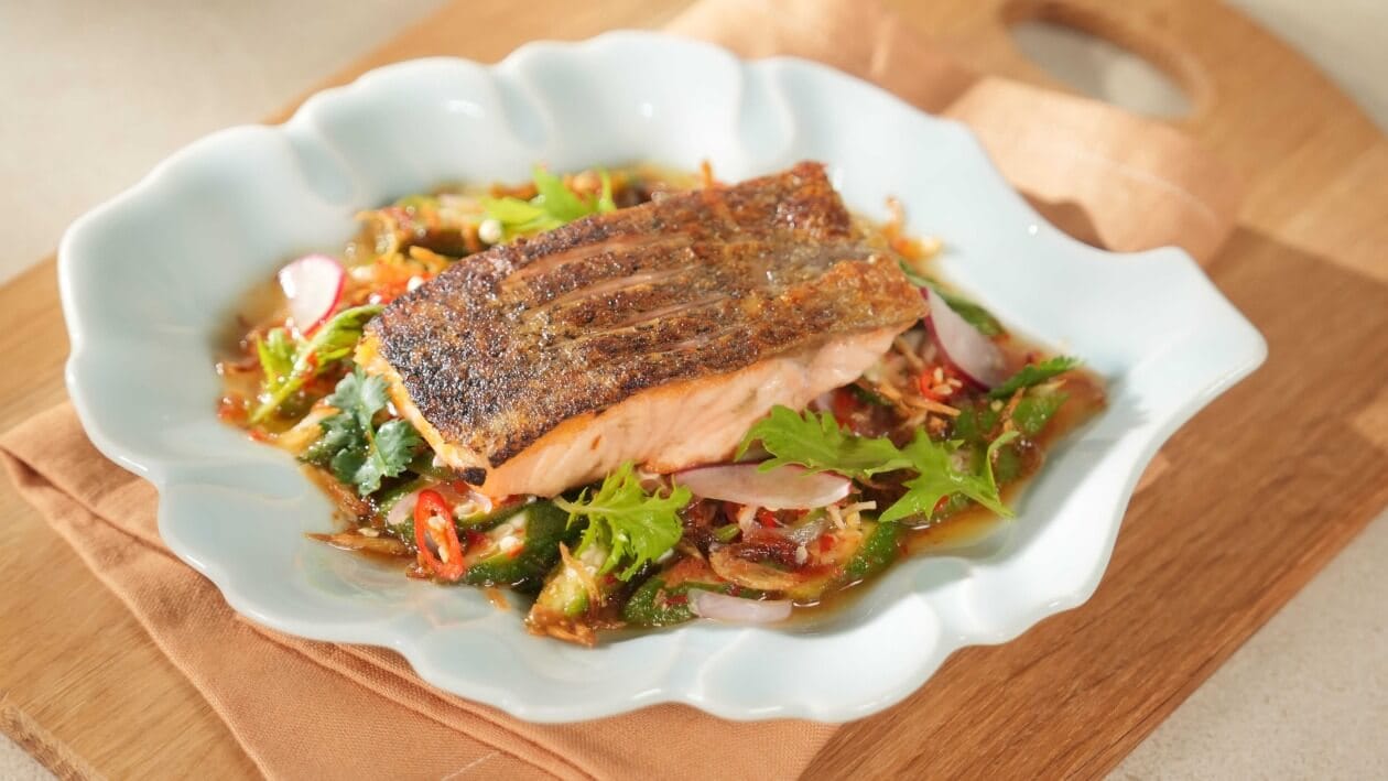 ยำกระเจี๊ยบเขียวกับแซลมอนย่างสามเกลอ – สูตรอาหาร