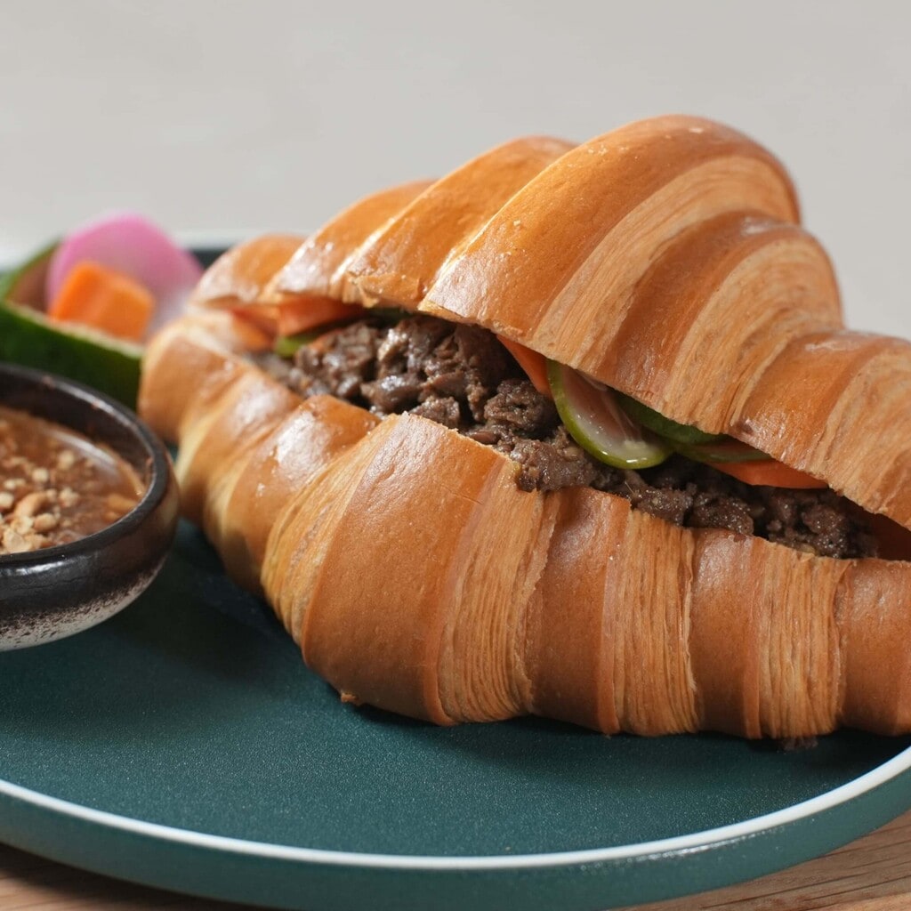 ครัวซอง เนื้อสเต๊ะซอสมะขามถั่วตัด