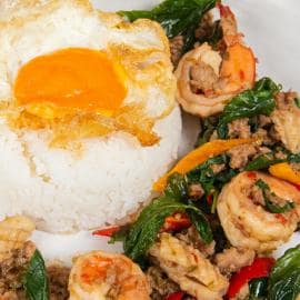 กระเพรากุ้งไข่ดาว