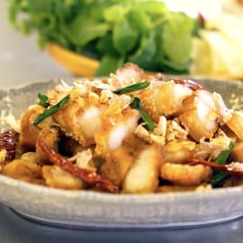 หมูสามชั้นทอด พร้อมน้ำจิ้มแจ่ว หมูสามชั้นทอด พร้อมน้ำจิ้มแจ่ว