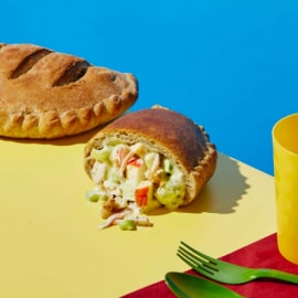 พิซซ่าพัฟคาลโซเน่ไส้สลัดวอลดอร์ฟไก่งวง