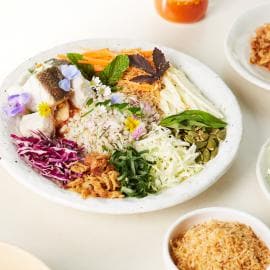 ข้าวบาร์เลย์ยำปลาน้ำดอกไม้ ราดน้ำยำถั่วตัด