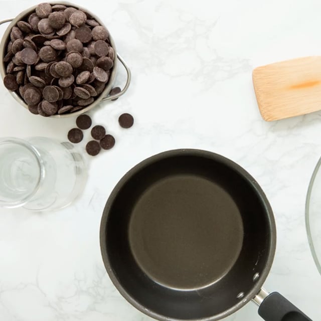 Techniques for melting chocolate for bakers
