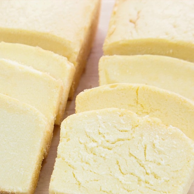 Techniques for slicing cake for bakers