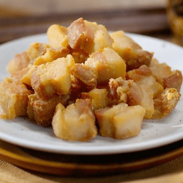 อยากทอดหมูสามชั้นชุบแป้งแห้งให้กรอบนอก แต่ข้างในยังฉ่ำ ต้องรู้ 3 เทคนิคนี้