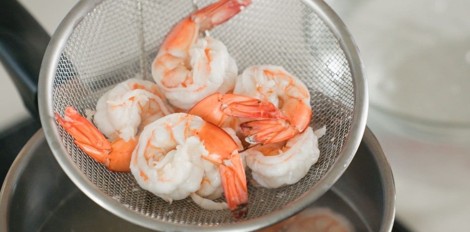 เคล็ดลับลวกกุ้งให้เด้ง !! เทคนิคมาตรฐานร้านอาหารที่มืออาชีพต้องรู้