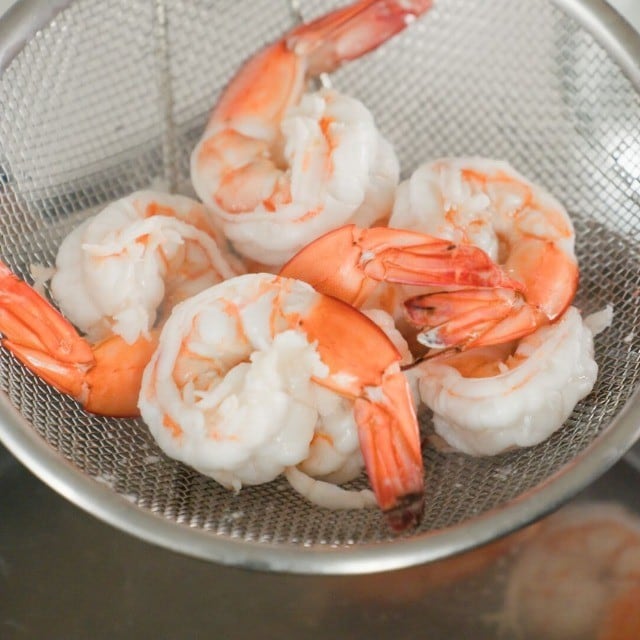 เคล็ดลับลวกกุ้งให้เด้ง !! เทคนิคมาตรฐานร้านอาหารที่มืออาชีพต้องรู้