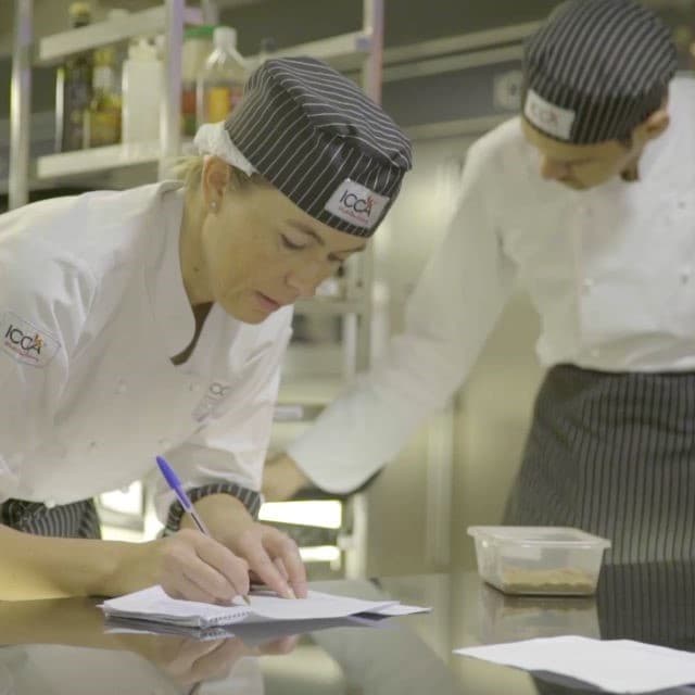 การดำเนินงานในร้านอาหารอย่างมีประสิทธิภาพ การดำเนินงานในร้านอาหารอย่างมีประสิทธิภาพ