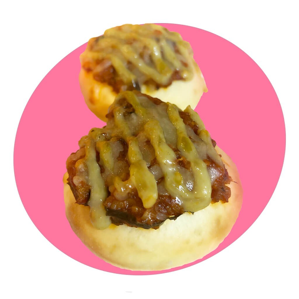 ขนมปังซอสพิซซ่าไส้อั่วน้ำพริกหนุ่ม